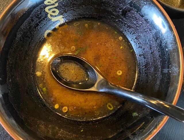 めん家の焦がし醤油ラーメンのスープ
