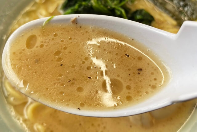 魂心家富山店のラーメンのスープ