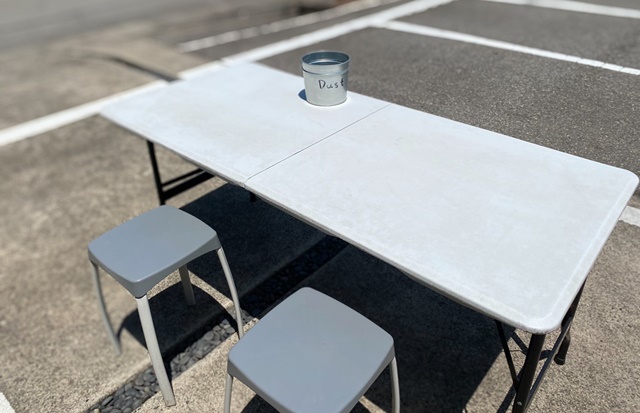 モカモカ ソフトクリームの外のテーブル席